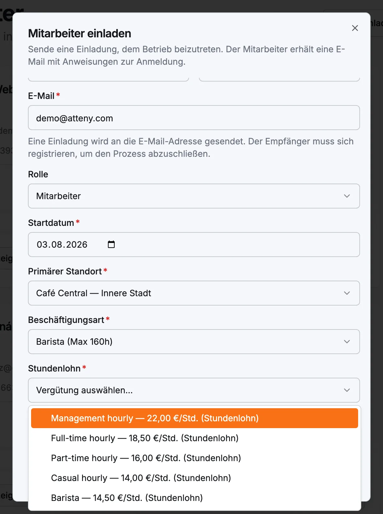 Der ausgefüllte Einladungsdialog mit E-Mail, Startdatum, Standort, Beschäftigungsart, Stundenlohn und KV-Gehaltsgruppe sowie der Schaltfläche Einladung senden