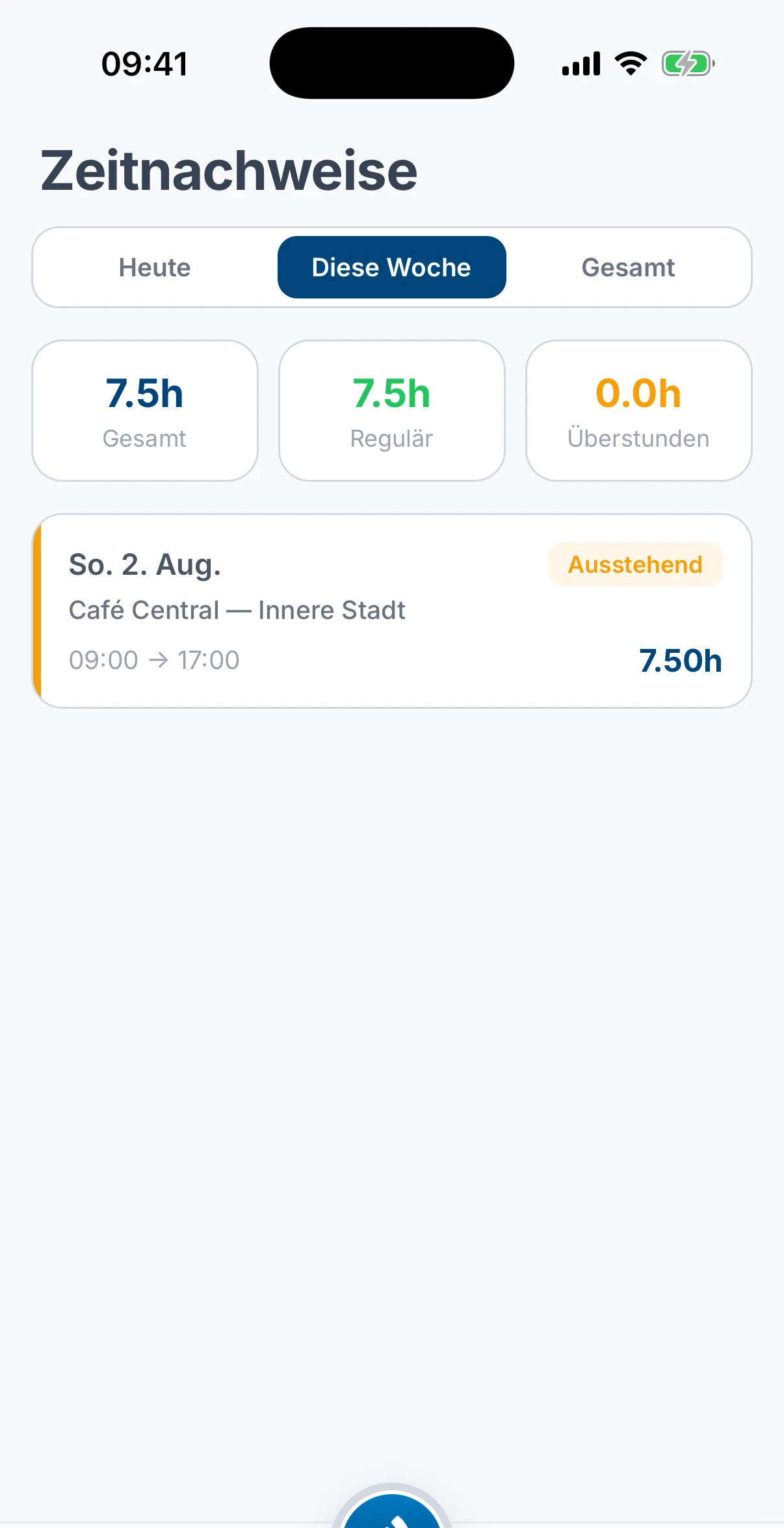 Der Tab Zeitnachweise mit den Summen für Gesamt, Regulär und Überstunden über einem offenen Eintrag mit Standort, Stunden sowie Ein- und Ausstempelzeit