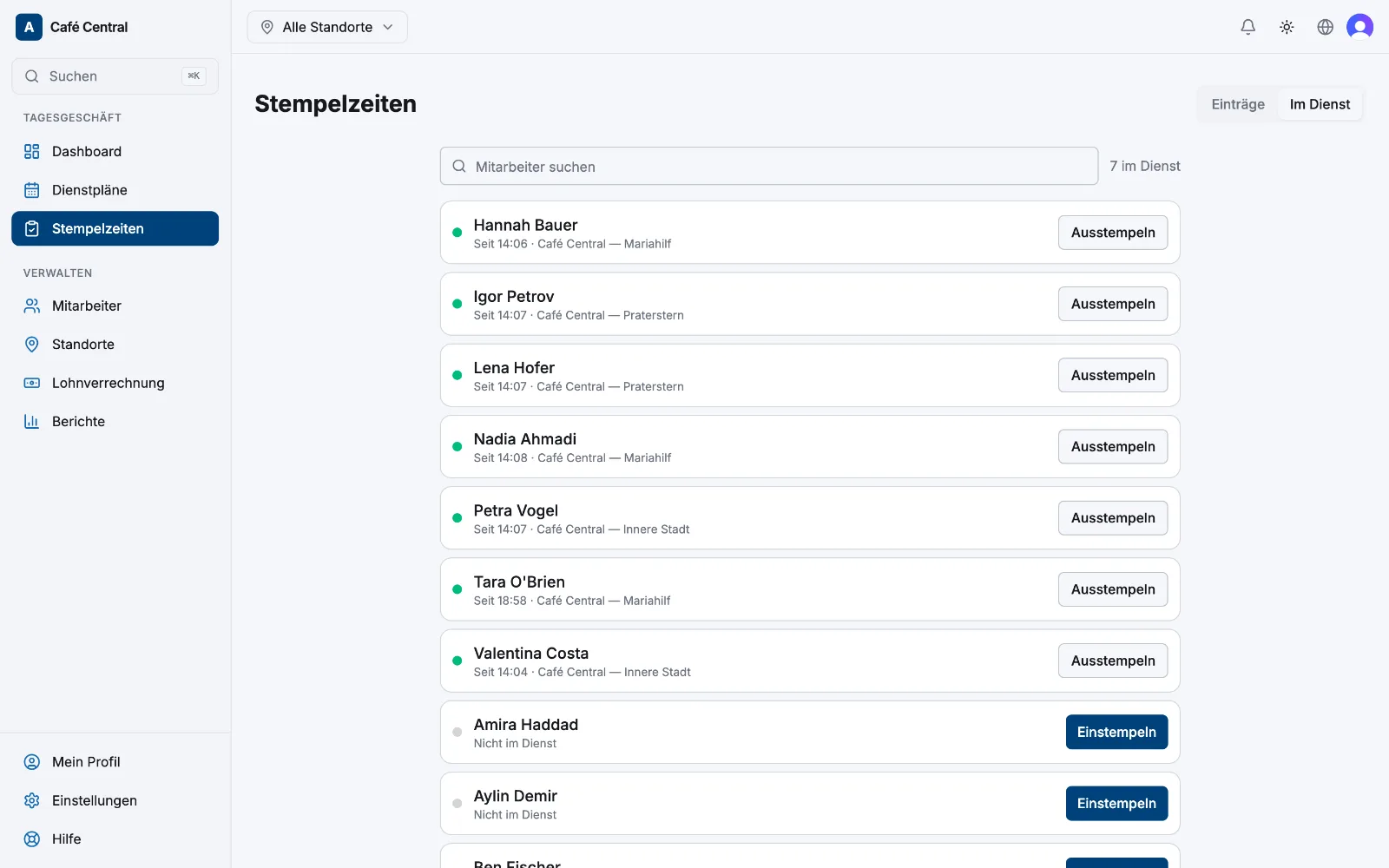 Der Tab „Im Dienst“ unter Stempelzeiten mit Mitarbeitern und den Buttons „Einstempeln“ und „Ausstempeln“