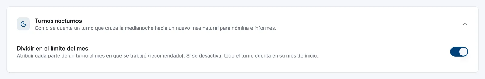 La sección Turnos nocturnos en los ajustes de Nómina, con el interruptor Dividir en el límite del mes activado