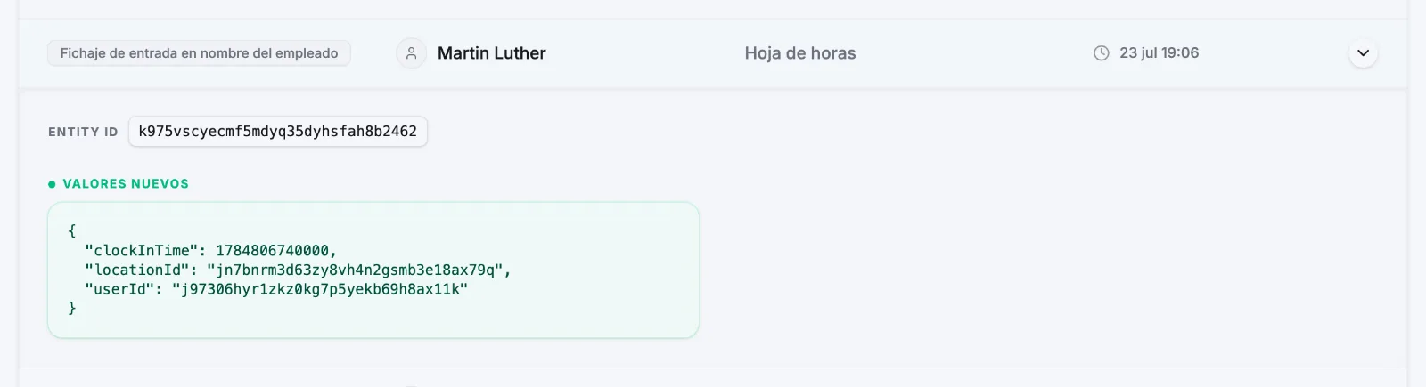 Una fila del registro de auditoría desplegada mostrando el Entity ID con los paneles de Valores anteriores y Valores nuevos uno al lado del otro