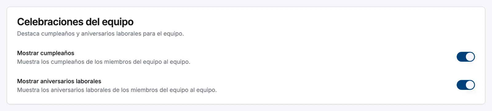 La tarjeta Celebraciones del equipo en los ajustes de Personal con los interruptores Mostrar cumpleaños y Mostrar aniversarios laborales