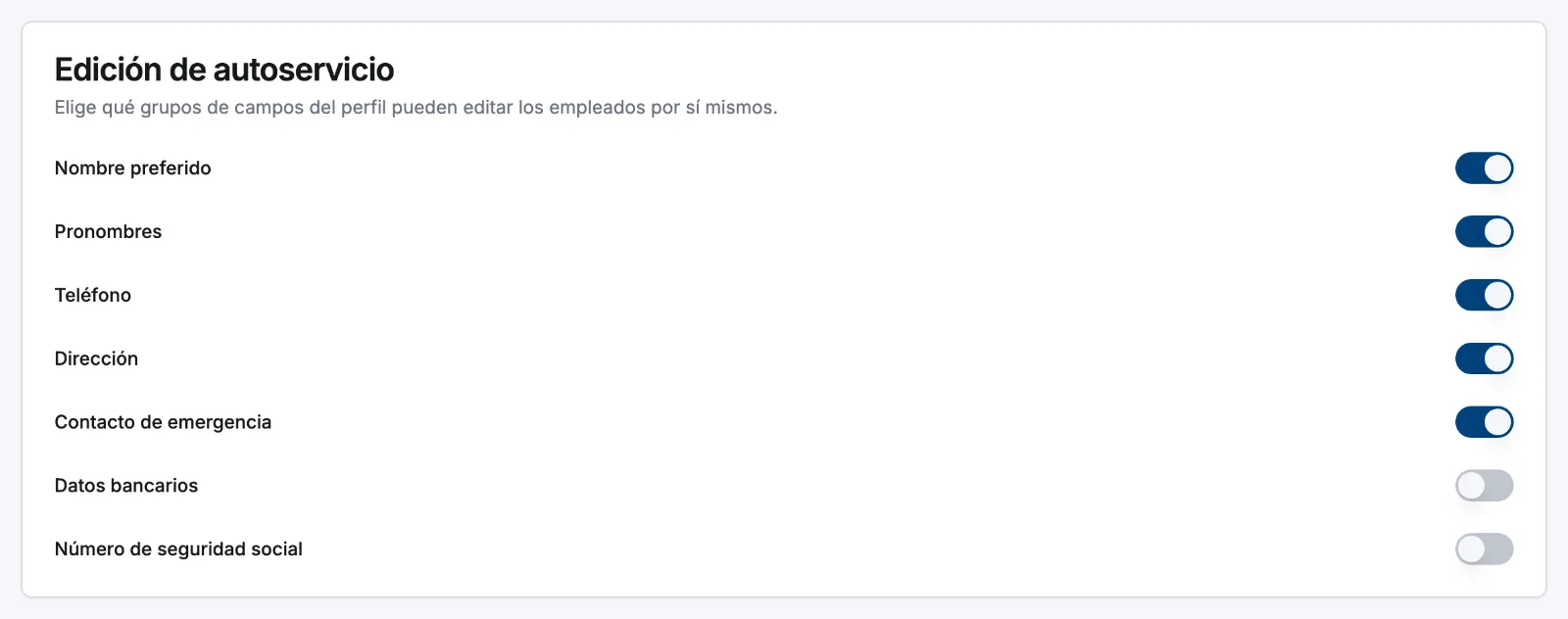 La tarjeta Edición de autoservicio en los ajustes de Personal, con un interruptor para cada grupo de campos del perfil