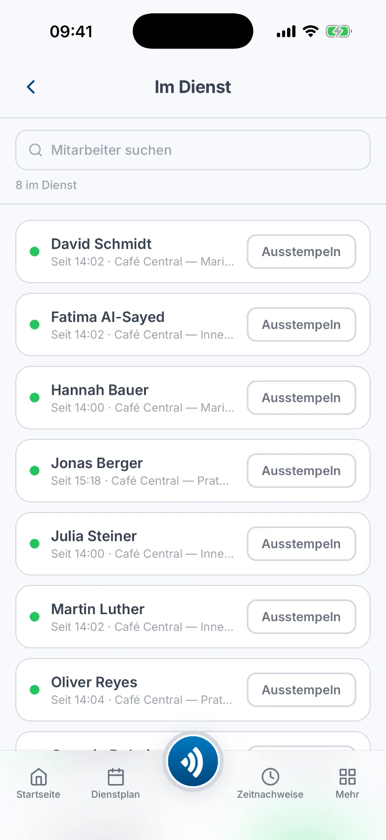 Der mobile Atteny-Bildschirm „Im Dienst“ mit aktuell eingestempelten Mitarbeitern und Ausstempeln-Buttons